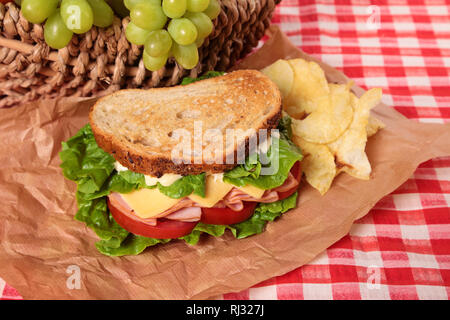 Picknickkorb geröstetem Schinken und Käse Sandwich Stockfoto