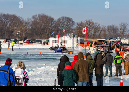 Fair Haven, Michigan - Snowmobile drag racing auf Anchor Bay von frozen Lake St. Clair. Stockfoto