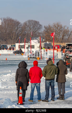 Fair Haven, Michigan - Snowmobile drag racing auf Anchor Bay von frozen Lake St. Clair. Stockfoto