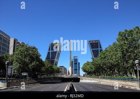 Das Tor von Europa Türme (Spanisch: Puerta de Europa), auch bekannt als Kio Towers (Torres KIO). Zwei Bürogebäude in Stockfoto