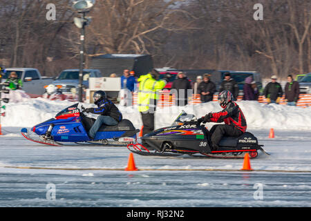 Fair Haven, Michigan - Snowmobile drag racing auf Anchor Bay von frozen Lake St. Clair. Stockfoto