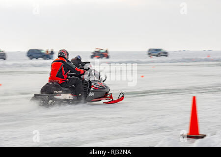 Fair Haven, Michigan - Snowmobile drag racing auf Anchor Bay von frozen Lake St. Clair. Stockfoto