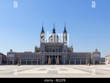 Almudena Kathedrale Landschaft in sonniger Tag - Madrid Stockfoto