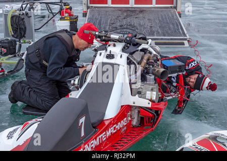 Fair Haven, Michigan - Racers Arbeiten an Ihren Maschinen vor snowmobilerennen ziehen sich Anchor Bay von frozen Lake St. Clair. Stockfoto