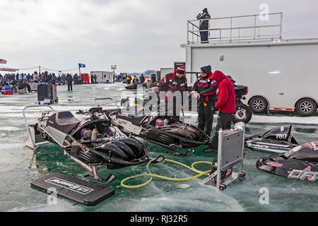 Fair Haven, Michigan - Racers Arbeiten an Ihren Maschinen vor snowmobilerennen ziehen sich Anchor Bay von frozen Lake St. Clair. Stockfoto