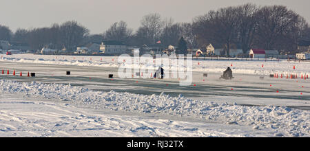 Fair Haven, Michigan - Snowmobile drag racing auf Anchor Bay von frozen Lake St. Clair. Stockfoto