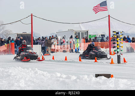 Fair Haven, Michigan - Snowmobile drag racing auf Anchor Bay von frozen Lake St. Clair. Stockfoto