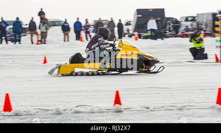 Fair Haven, Michigan - Snowmobile drag racing auf Anchor Bay von frozen Lake St. Clair. Stockfoto