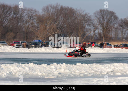 Fair Haven, Michigan - Snowmobile drag racing auf Anchor Bay von frozen Lake St. Clair. Stockfoto