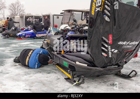 Fair Haven, Michigan - Racers Arbeiten an Ihren Maschinen vor snowmobilerennen ziehen sich Anchor Bay von frozen Lake St. Clair. Stockfoto