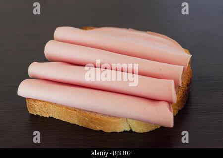 Salami Sandwich. Sandwich von Salamischeiben auf Brot öffnen Stockfoto