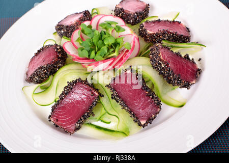 Seared Ahi Thunfisch mit Sesam und grünen Salat auf weiße Platte. Stockfoto