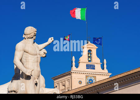 Quirinal mit Pferd, Dompteure antike römische Statue und Präsident der Italienischen Republik offizielle Residenz in Rom mit dem Italienischen Nationalen und Europäischen U Stockfoto