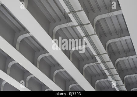 Stahlbeton Bau der Überführung, Ansicht von unten auf die urbane Landschaft unter der Brücke Stockfoto