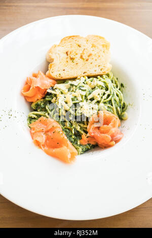 Spaghetti Pesto mit Lachs Fleisch in weiße Platte Stockfoto