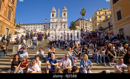 Die Spanische Treppe und Touristen an der Piazza di Spagna in Rom, Italien Stockfoto