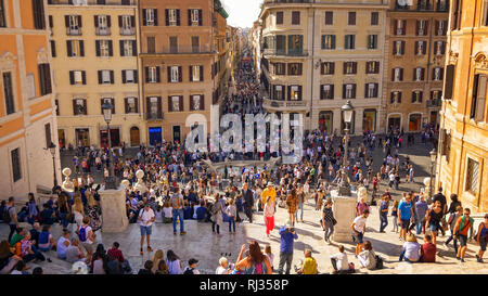 Die Spanische Treppe und Touristen an der Piazza di Spagna in Rom, Italien Stockfoto