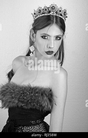 Beauty Queen und Mode. Make-up für die Frau mit weicher Haut, Eleganz. Kosmetik für Make-up und Kosmetik, Friseur. Luxus der Frau in Krone und Stockfoto