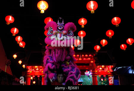 "Barongsai" (Löwe) Tänzer gesehen bei Dhanagun Tempel während des neuen Jahres zu feiern. Der Löwentanz Attraktion unterhält die Bewohner während der Feier der Chinese New Year's Eve. Stockfoto