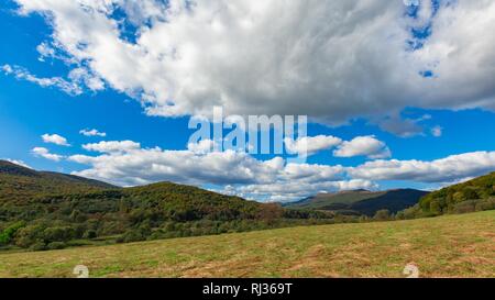 Schöne Bieszczady-gebirge und Wiese in der Nähe von tarnica Berg. Herbstliche Bieszczady-gebirge Landschaft. Stockfoto