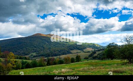 Schöne polonina Carynska Berg in Bieszczady Gebirge in Polen. Herbst Berglandschaft. Stockfoto