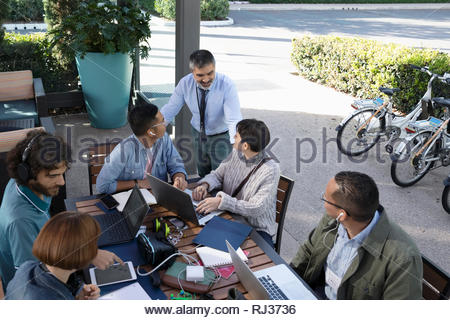 Geschäft Leute an Café im Freien arbeiten