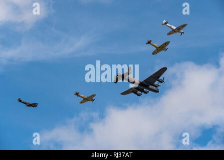 RAF die Schlacht um England Memorial Flight in Thompson Bildung führte durch die Avro Lancaster Bomber der Royal International Air Tattoo, Großbritannien am 14/07/17. Stockfoto