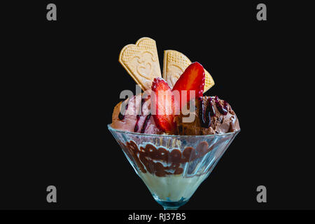 Eisbecher mit Erdbeer & Schokolade Eis, frische Erdbeeren und Wafer Stockfoto