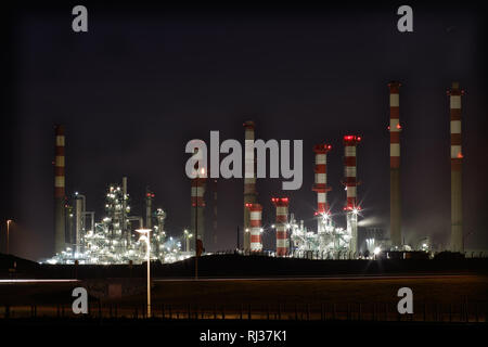 Teil einer großen Ölraffinerie und Triebwerk bei Nacht Stockfoto