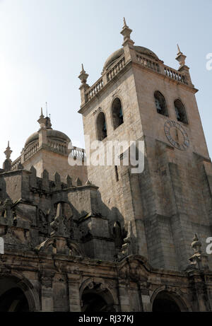 Die Kathedrale von Porto (Portugiesisch: Sé do Porto), von XII/XIII Jahrhundert, ist eines der bedeutendsten romanischen Baudenkmäler in Portugal. Stockfoto