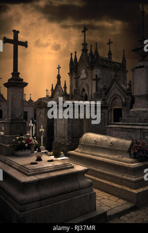 Spooky Halloween europäischen Friedhof mit dunklen Wolken Stockfoto