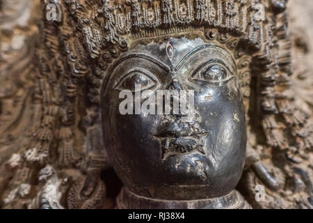 Halebidu, Karnataka, Indien - November 2, 2013: Hoysaleswara Tempel von Shiva. Nahaufnahme des beschädigten Dwarapalaka Gesicht am Eingang der Mandapam der wichtigsten Vorl. Stockfoto