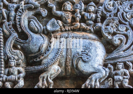 Halebidu, Karnataka, Indien - November 2, 2013: Hoysaleswara Tempel von Shiva. Nahaufnahme des Elefanten und Paar auf Statuen auf der Seite des Tempels struc Stockfoto