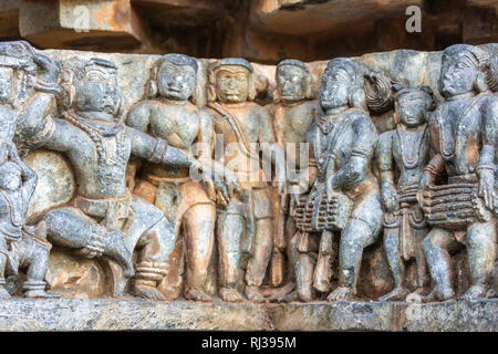 Halebidu, Karnataka, Indien - November 2, 2013: Hoysaleswara Tempel von Shiva. Nahaufnahme der tanzende Mensch und Musiker Statuen auf der Seite des Tempels struct Stockfoto