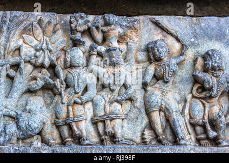 Halebidu, Karnataka, Indien - November 2, 2013: Hoysaleswara Tempel von Shiva. Nahaufnahme der Gruppe von tanzenden Mädchen Statuen auf der Seite des Tempels Struktur Stockfoto