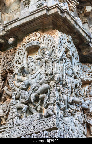 Halebidu, Karnataka, Indien - November 2, 2013: Hoysaleswara Tempel von Shiva. Ecke Statue auf der Seite des wichtigsten Heiligtum, wo Narasiṃha, Vishnu Avatar, Stockfoto