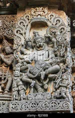 Halebidu, Karnataka, Indien - November 2, 2013: Hoysaleswara Tempel von Shiva. Nahaufnahme der Statue an der Seite des wichtigsten Heiligtum, wo Narasiṃha, Vishnu avat Stockfoto