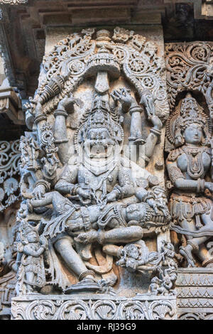 Halebidu, Karnataka, Indien - November 2, 2013: Hoysaleswara Tempel von Shiva. Nahaufnahme der Statue an der Seite des wichtigsten Heiligtum, wo Narasiṃha, Vishnu avat Stockfoto