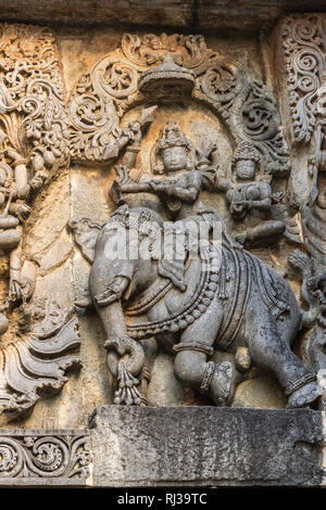 Halebidu, Karnataka, Indien - November 2, 2013: Hoysaleswara Tempel von Shiva. Nahaufnahme der Statue an der Seite des wichtigsten Heiligtum, wo Lord Shiva und Devi Pa Stockfoto