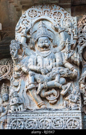 Halebidu, Karnataka, Indien - November 2, 2013: Hoysaleswara Tempel von Shiva. Nahaufnahme der Statue an der Seite des wichtigsten Heiligtum, wo Narasiṃha, Vishnu avat Stockfoto
