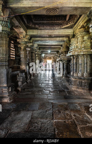 Halebidu, Karnataka, Indien - November 2, 2013: Hoysaleswara Tempel von Shiva. Durch Mandapam in Richtung Eingang. Drehmaschine gedreht Säulen und Mitarbeiter Stockfoto