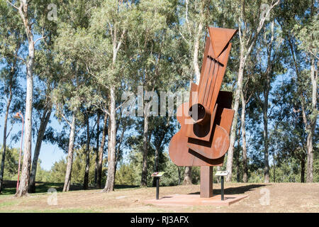 Ein Corten Stahl Picasso Gitarre Skulptur von Peter Hooper 2016 in Tamworth Bicentennial Park NSW Australien. Stockfoto