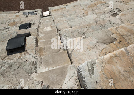 Ansicht schließen von Abschnitt der Schritte und Sitzgelegenheiten in Plovdiv alten Römischen Stadion. Marmorstufen und Sitze haben offenbar gut über die Jahrtausende verwendet worden. Stockfoto