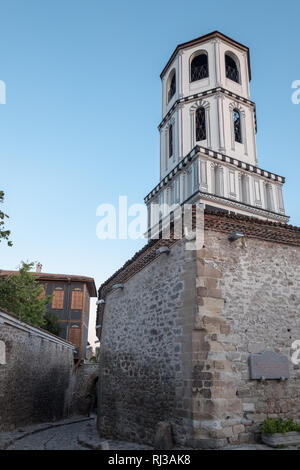 Weiße Glockenturm mit grauen Bögen von St. Konstantin and Elena Kirche in der Altstadt von Plovdiv dekoriert steigt über die alten Steinmauern und Kopfsteinpflaster Stockfoto