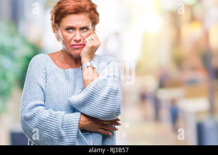 Attraktives senior kaukasischen rothaarige Frau winter Pullover über isolierte Hintergrund gestresst und nervös mit den Händen auf den Mund beissen Nagel Stockfoto