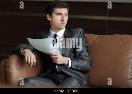 Manager mit finanziellen Unterlagen in der Hotellobby sitzen Stockfoto