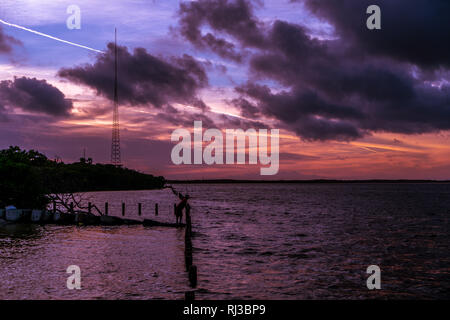 Eine erstaunliche Sonnenuntergang über die Tampa Bucht an diesem kühlen Herbstabend. Stockfoto