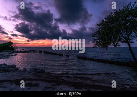 Eine erstaunliche Sonnenuntergang über die Tampa Bucht an diesem kühlen Herbstabend. Stockfoto