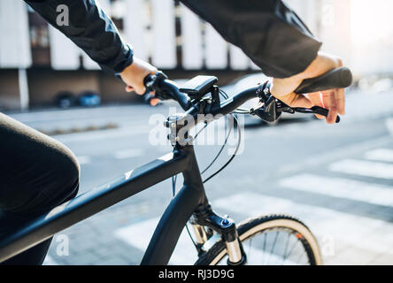 Ein Mittelteil des Geschäftsmannes Pendler mit dem Fahrrad unterwegs in der Stadt zu arbeiten. Stockfoto