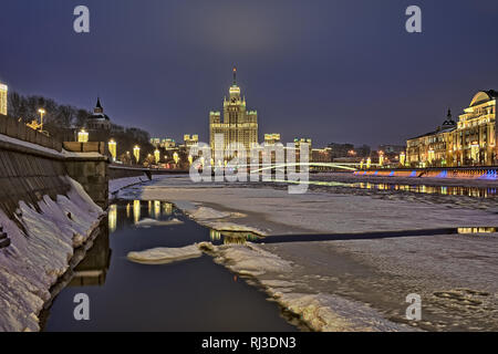 = geschmolzene Eis auf der Moskwa - Moskvoretskaya Damm = Tauwetter schmilzt das Eis des Flusses Moskva (Moskau) Ende Januar. Übersicht der Fluss Stockfoto